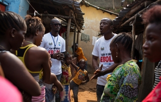 Movilizadores sociales acuden de puerta en puerta para hablar con los residentes de un barrio pobre en Freetown, la capital de Sierra Leona, sobre la lucha contra el ébola. Foto: UNICEF/Tanya Bindra.