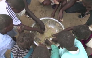 Unos niños comiendo. Captura de vídeo ONU