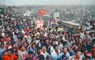 Ceremonia fúnebre en la provincia del Cabo por los asesinados por la policía sudafricana en Langa Township en Uitenhage (1985). Foto de la ONU