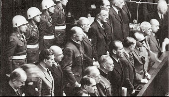 Des criminels Nazis sont jugés à Nuremberg.