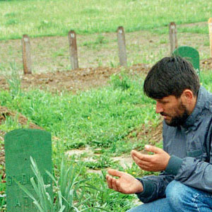 A Muslim grieving over his son's grave in Vitez. [May 1994]| CREDIT=UN Photo/John Isaac