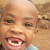 El hijo menor de Gisimba sonríe. Los cuatros hijos de Gisimba son muy importantes para él.