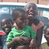 Algunos de los niños del orfanato posan para una foto.