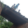 Niños cruzando un puente. Jean-Marie sacó fotos de varios puentes porque estos le recordaban cómo personas inocentes habían sido arrojadas al río Nyabarongo durante el genocidio. El padre de Annociata fue asesinado de esta manera.
