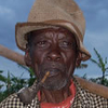 Retrato de un hombre mayor fumando una pipa después de haber pasado el día trabajando en los campos.