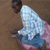 Foto de un hombre con discapacidad en Kigali. Hay muchos discapacitados en Rwanda y con frecuencia la asistencia práctica, como sillas de ruedas o prótesis, está fuera de su alcance económico.