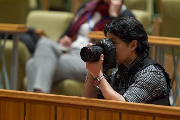联合国摄影师费利佩在为安理会会议拍照。