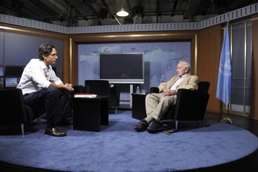 L'ancien Secrétaire général adjoint Brian Urquhart lors d'un entretien avec le Centre d'actualités de l'ONU.