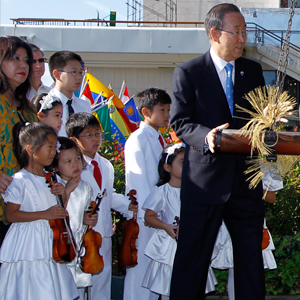 秘书长潘基文在联合国总部举行的国际和平日（9月21日）的年度纪念活动仪式上敲响和平钟。