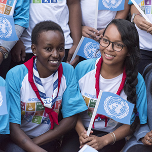 各国学生在一项联合国支持的发展项目活动现场，该项目旨在帮助马达加斯加首都塔那那利佛的弱势群体。