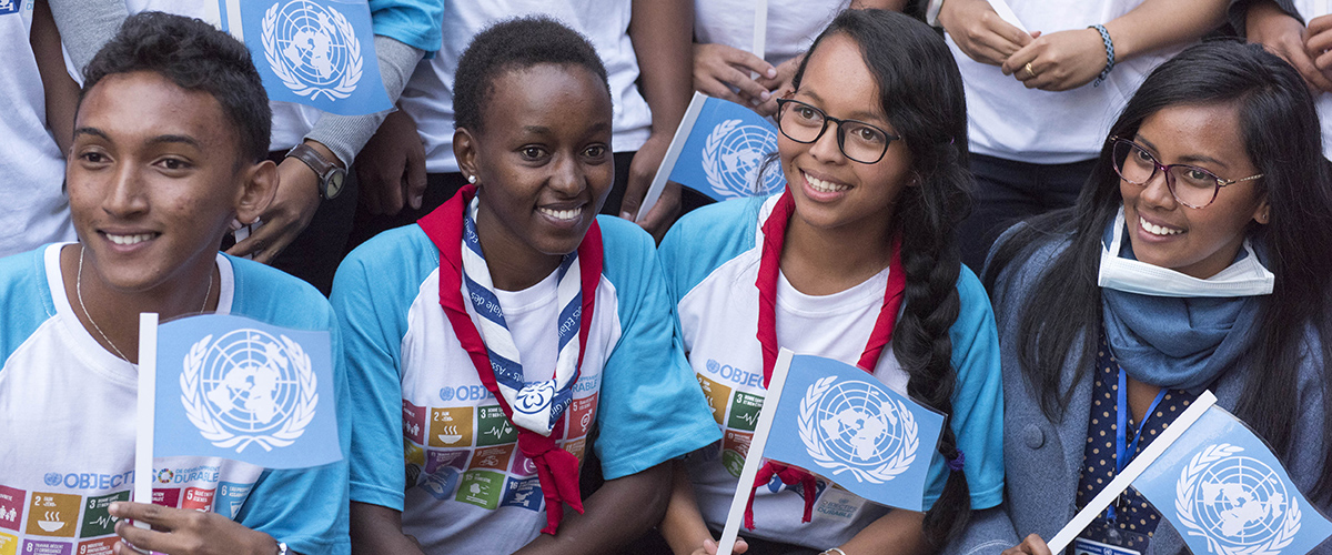 各国学生在一项联合国支持的发展项目活动现场，该项目旨在帮助马达加斯加首都塔那那利佛的弱势群体。