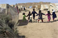 Des enfants jouent dans un camp