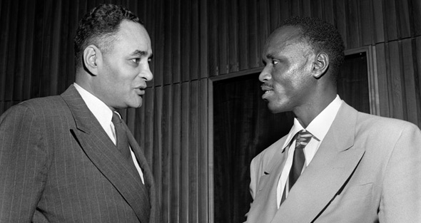 Un membre de la tribue de Tanganyika (aujourd'hui Tanzanie) avec Ralph Bunch (à gauche) en 1963.
