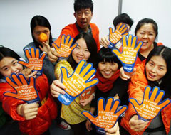 Un groupe de jeunes célèbrent la Journée orange
