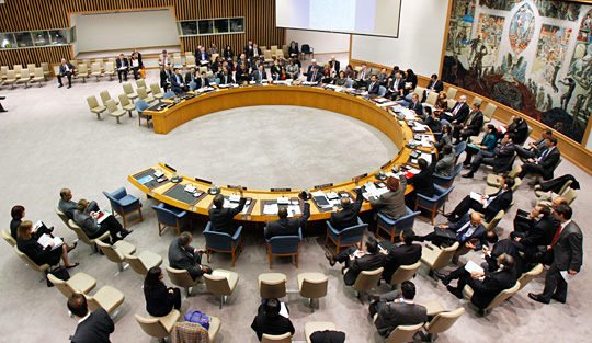 Large vue de la salle du Conseil de sécurité pendant que ses membres adoptent à l'unanimité la résolution 1977 (2011) le 20 avril 2011, prolongeant de 10 ans le mandat du Comité 1540. (Photo ONU/D. Berkowitz).