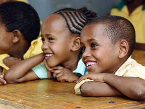 Des enfants rient dans une salle de classe. Photo ONU.