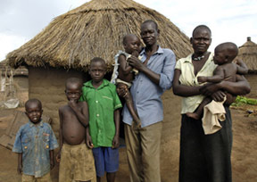  Une famille de la tribue Madi essaie de rentrer chez elle après un séjour dans un camp de réfugiés en Ouganda. Photo ONU.