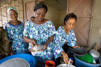 Des veuves ivoiriennes gèrent un restaurant à Yopougon avec le soutien d'une organisation non-gouvernementale, « Les Compagnes de Ruth ». Photo ONU/Ky Chung