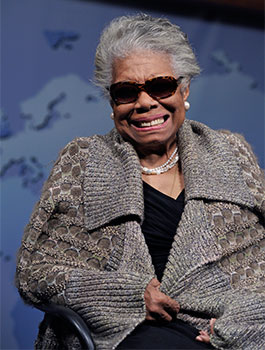 Maya Angelou, poète, écrivain et activiste reconnue, inscrit son poème « A Brave and Startling Truth » (Une vérité courageuse et saisissante) au Siège de l'ONU (2011). Photo ONU/Eskinder Debebe