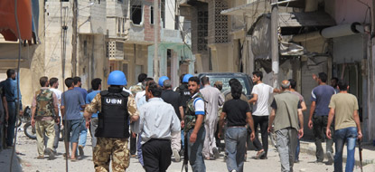 Des observateurs militaires inspectent un quartier résidentiel de Talbisah, à Homs, Syrie.