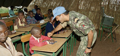 Un soldat portugais enseigne dans une classe au Mozambique