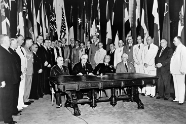 Название Объединенные Нации, предложенное президентом Соединенных Штатов Франклином Д. Рузвельтом, было впервые использовано 1 января 1942 года в Декларации Объединенных Наций.