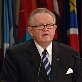 Le Directeur gnral flicite Martti Ahtisaari, laurat 2008 du Prix Nobel de la paix