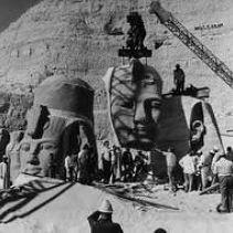 En 1960, la UNESCO inició en Egipto la Campaña Internacional de Salvaguardia de los Templos de Nubia para desplazar el gran templo de Abu Simbel y evitar que fuera anegado por el Nilo cuando se construya el embalse de Asuán. Durante esta campaña, que duró 20 años, se desplazaron 22 monumentos y conjuntos arquitectónicos. Ésta fue la primera y más importante de una serie de campañas destomadas a salvaguardar, entre otros, los monumentos de Moenjodaro (Pakistán), Fez (Marruecos), Katmandú (Nepal), Borobudur (Indonesia), así como la Acrópolis de Atenas (Grecia). Foto (c) UNESCO/Nenadovic.
#Egipto, #arqueología, #ingeniería, #campaña, #Patrimonio, #arte, #concordia.