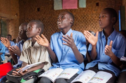 Students in class six at Umdebekrat Basic School for Boys, recipients of a GPE school grant and textbooks. Nyala South Locality, South Darfur, Sudan. Credit: GPE/Kelley Lynch