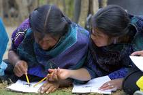 Mujeres aprendiendo a escribir en Chiapas, México