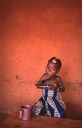 Una niña en el palacio de Abomey, Benin