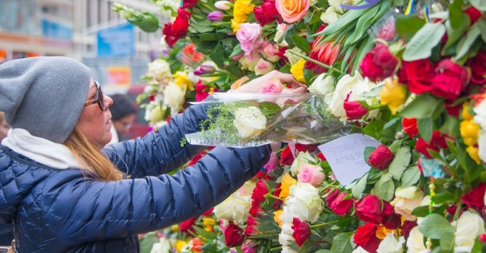 Des personnes déposent des fleurs au lendemain de l'attaque au camion à Stockholm (Suède), le 8 avril 2017.