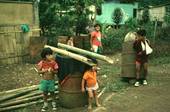Niños jugando en la calle, Ecuador