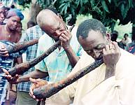 The Gbofe horns, made of long roots covered by cowhide, reproduce the words of the Tagbana language. Female choirs, accompanied by drummers, respond to the calling of the horns. Mainly performed in the village of Afounkaha, the Gbofe is part of collective rituals and traditional ceremonies.