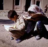Des enfants en Iran lisent dans leur langue maternelle