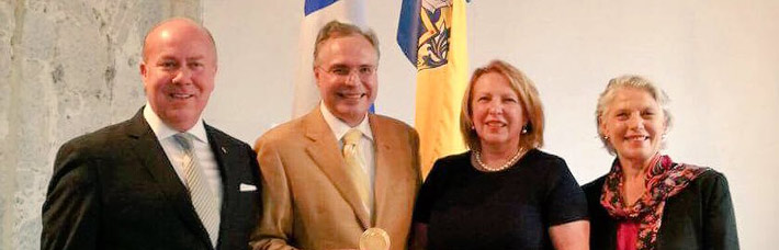 Montréal, 5 mai 2017 – Christine St-Pierre, ministre des Relations internationales et de la Francophonie, remet la médaille du 50e anniversaire au CORIM, représenté par Louis Sabourin, fondateur du CORIM, et Pierre Lemonde, président-directeur général du CORIM.