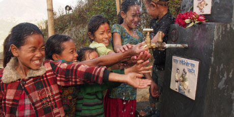 Til Maya Pulami, 12 / Som Maya Pulami, 11 / Chandri Maya Pulami, 10 / Sagar Kumar Pulami, 5 / + två icke namngivna kompisar i Sindhuli, Nepal leker vid den nya vattenkranen.