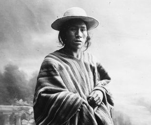 Un Amérindien aymara, portrait en pied, debout, regardant légèrement vers la droite, Bolivie