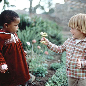 Дети с разным цветом кожи во времена апартеида в Южной Африке. Фото: ООН (1982 год)