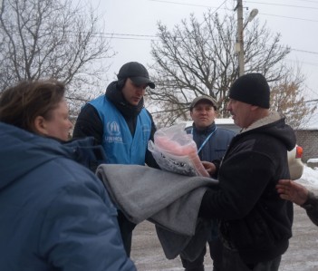 Представители УВКБ раздают теплые вещи жителям Авдеевки. Фото УВКБ