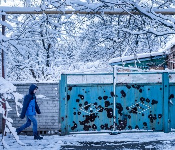 Ворота частного дома в Авдеевке, Украина, повреждженные обстрелом. Фото ЮНИСЕФ