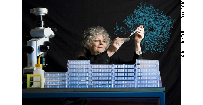 Professora Ada E. Yonath com recipientes usados para experimentos de cristallização.
