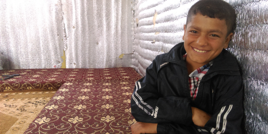 Elva år gamla Mohammad sitter i sitt hus i flyktinglägret i Jordanien. 
