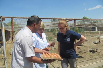 International UN Volunteer Ilona Vilhelmiina Vekkeli (right) meets one of the clients supported by UNDP’s Aid for Trade project.