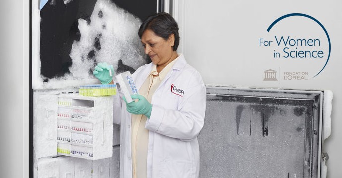 Professor Quarraisha Abdool Karim working in her lab. © L'Oréal Foundation