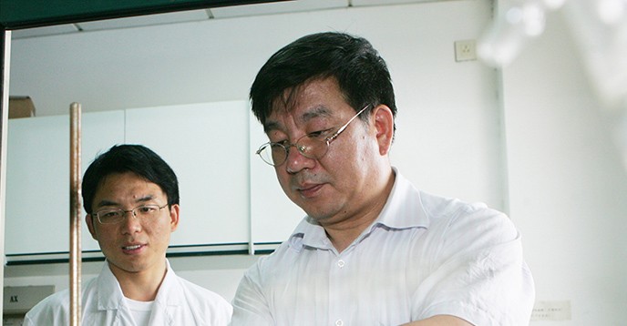 Zhao Dongyuan, right, works with a student in the lab. [© restricted, Photo courtesy of Zhao Dongyuan]
