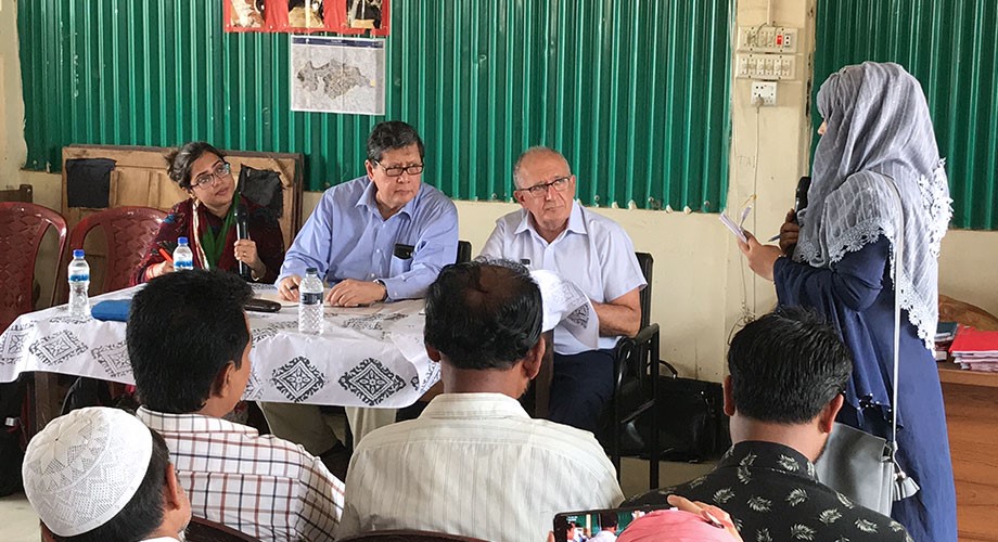 Los representantes de la Misión Internacional Independiente de Investigación sobre Myanmar de las Naciones Unidas escuchan a refugiados de la comunidad rohingya durante una reunión en Kutupalong (Bangladesh). Créditos: © OHCHR/Todd Pitman