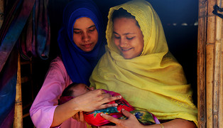 Midwife Imama (left) checks on Salma and her newborn in Cox's Bazar, Bangladesh. © UNFPA Bangladesh/Fahima Tajrin