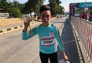 A participant shows off his medal © Beirut Marathon Association 