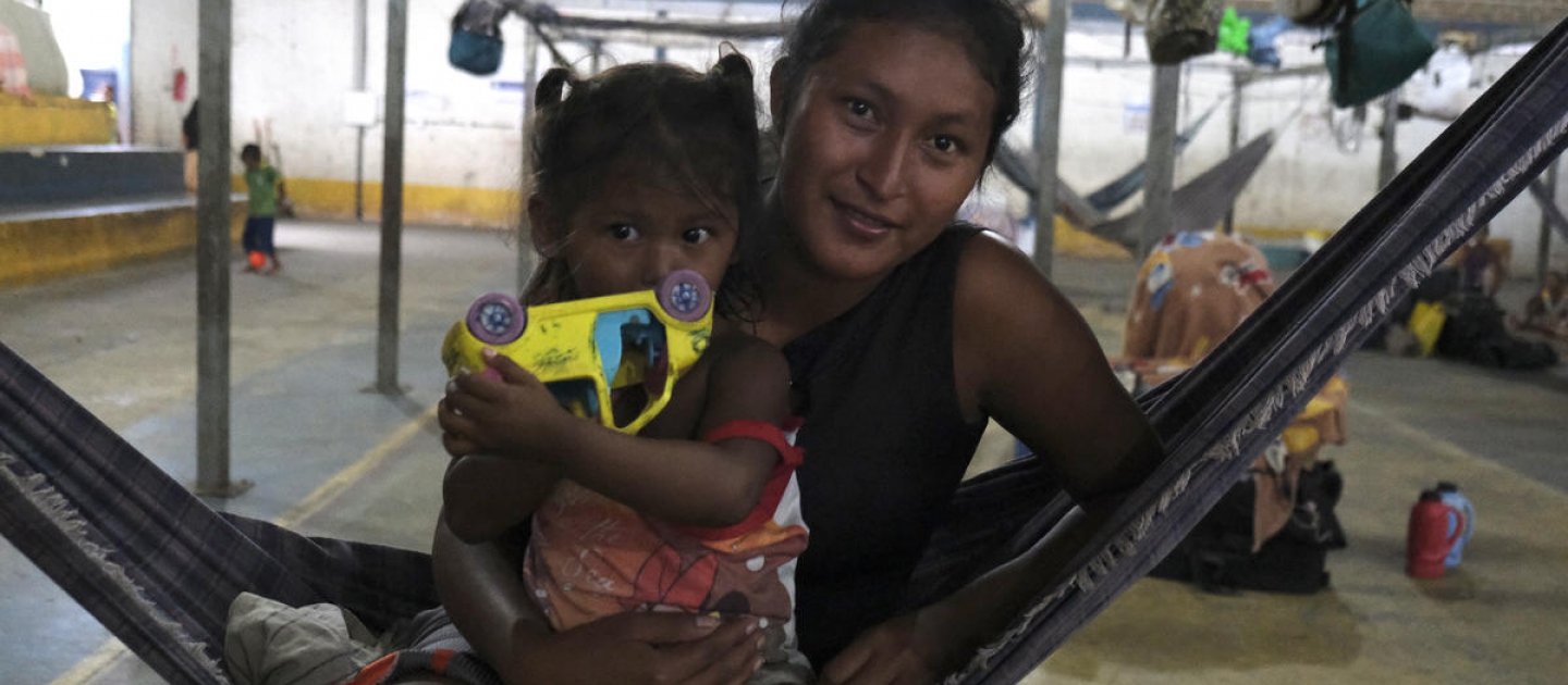 Une Vénézuélienne et son enfant dans le centre d'hébergement de Pintolandia à Boa Vista, au nord du Brésil. 